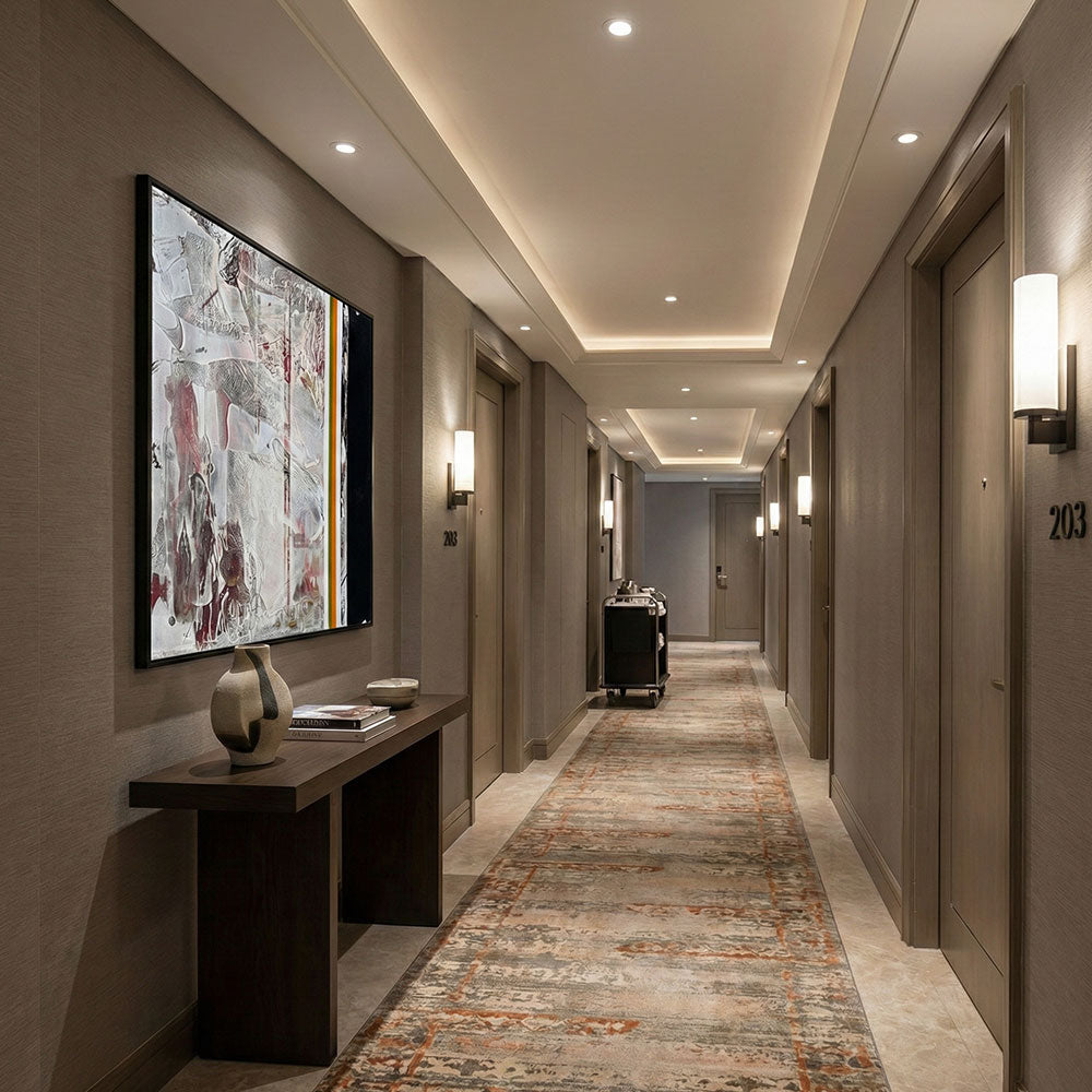 מפגש בין זמנים – ציור מופשט בטקסטורה עשירה ופסים גיאומטריים