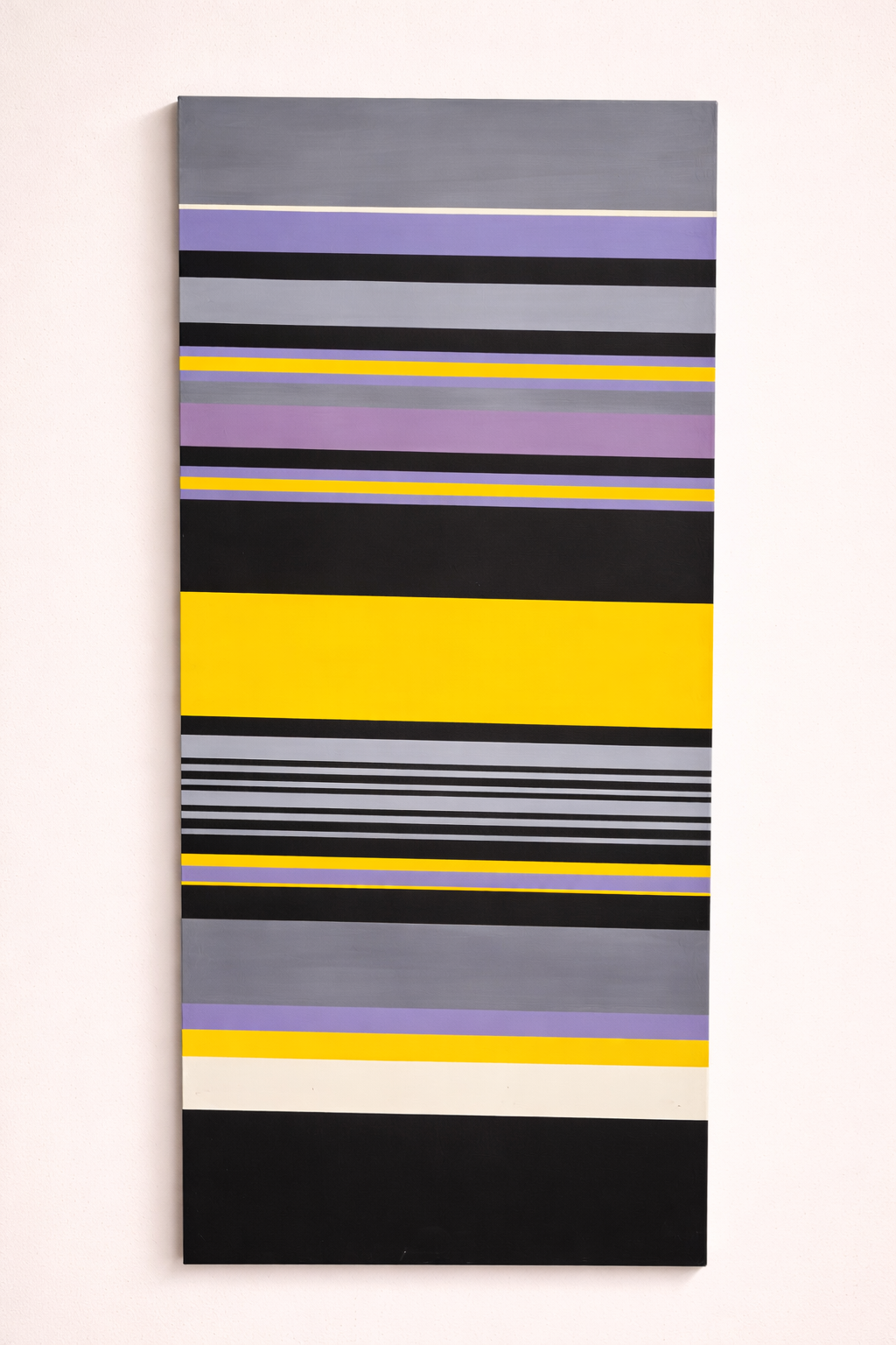 תדרים של צבע – ציור גיאומטרי אנכי בצהוב, לוונדר ושחור