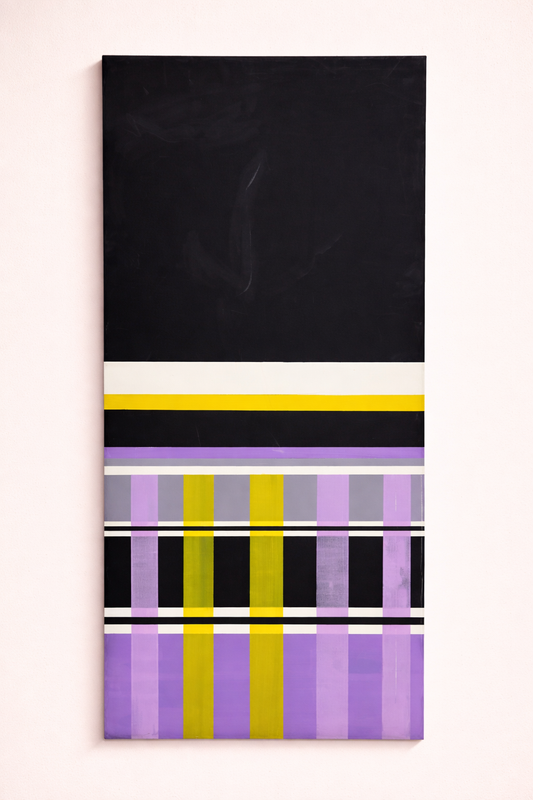 מקצב גיאומטרי בשחור ולוונדר – ציור מופשט אנכי בסגנון מודרני