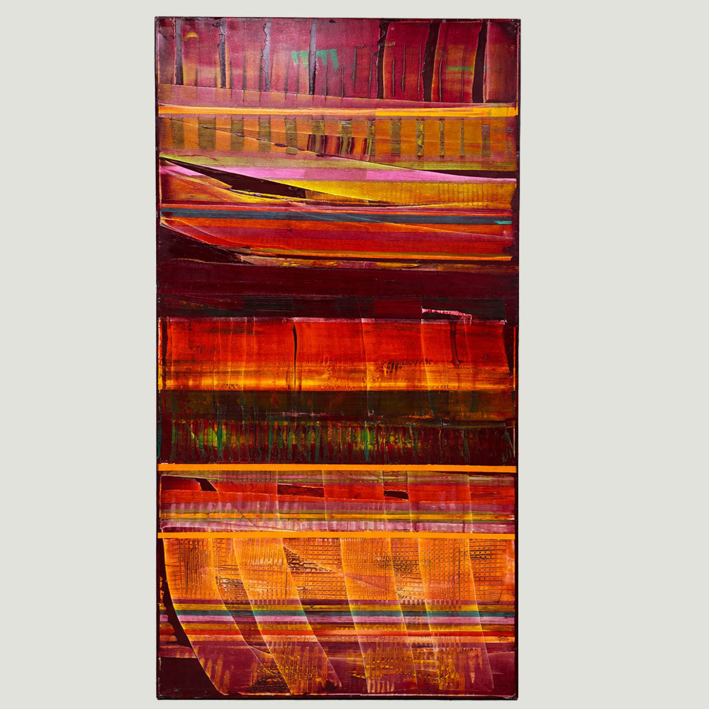 להט אדום וזהב - ציור אקריליק מופשט אנכי בטקסטורת שכבות