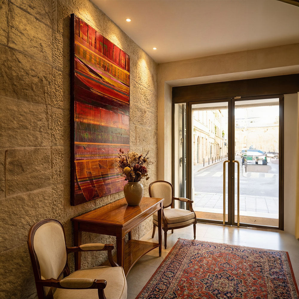 להט אדום וזהב - ציור אקריליק מופשט אנכי בטקסטורת שכבות